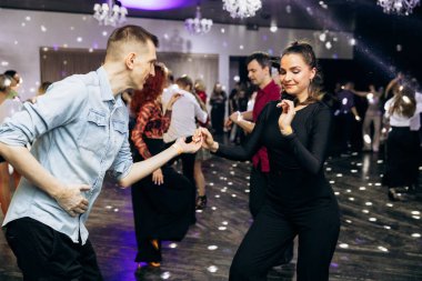 Kharkiv, Ukrayna 15.05.24 kişi bir kulüpte salsa dansı yapıyor. Parlak ışıkları olan bir gece kulübünde sosyal dans.
