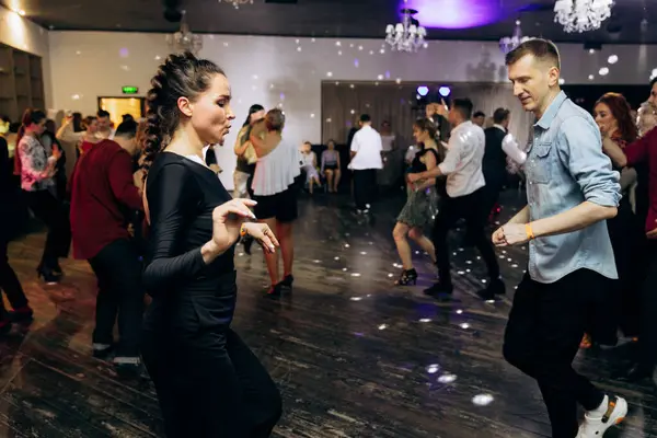 Kharkiv, Ukrayna 15.05.24 kişi bir kulüpte salsa dansı yapıyor. Parlak ışıkları olan bir gece kulübünde sosyal dans.