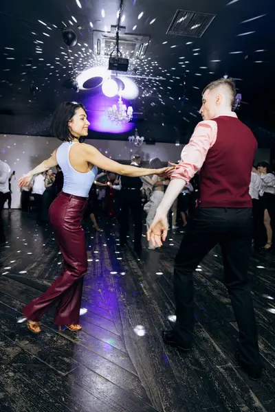 Kharkiv, Ukrayna 15.05.24 kişi bir kulüpte salsa dansı yapıyor. Parlak ışıkları olan bir gece kulübünde sosyal dans.