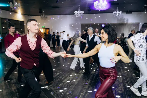 Kharkiv, Ukrayna 15.05.24 kişi bir kulüpte salsa dansı yapıyor. Parlak ışıkları olan bir gece kulübünde sosyal dans.