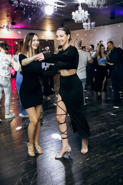 Kharkiv, Ukrayna 15.05.24 kişi bir kulüpte salsa dansı yapıyor. Parlak ışıkları olan bir gece kulübünde sosyal dans.