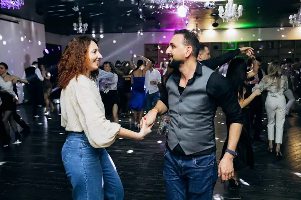 Kharkiv, Ukrayna 15.05.24 kişi bir kulüpte salsa dansı yapıyor. Parlak ışıkları olan bir gece kulübünde sosyal dans.