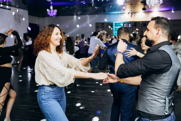 Kharkiv, Ukrayna 15.05.24 kişi bir kulüpte salsa dansı yapıyor. Parlak ışıkları olan bir gece kulübünde sosyal dans.