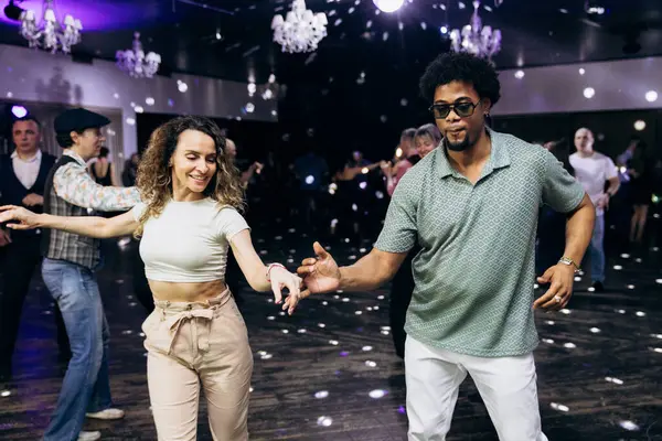 Kharkiv, Ukrayna 15.05.24 kişi bir kulüpte salsa dansı yapıyor. Parlak ışıkları olan bir gece kulübünde sosyal dans.