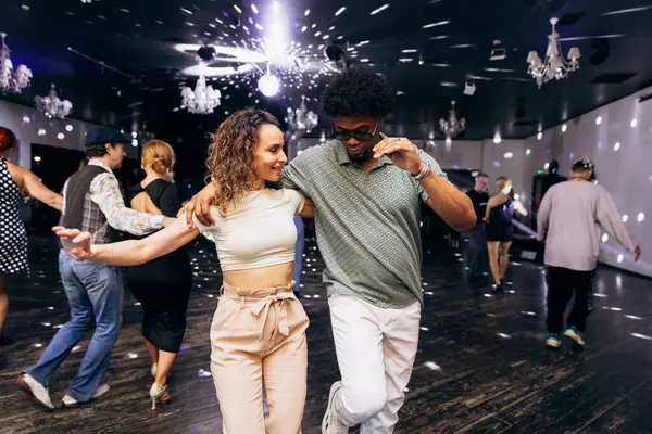 Kharkiv, Ukrayna 15.05.24 kişi bir kulüpte salsa dansı yapıyor. Parlak ışıkları olan bir gece kulübünde sosyal dans.
