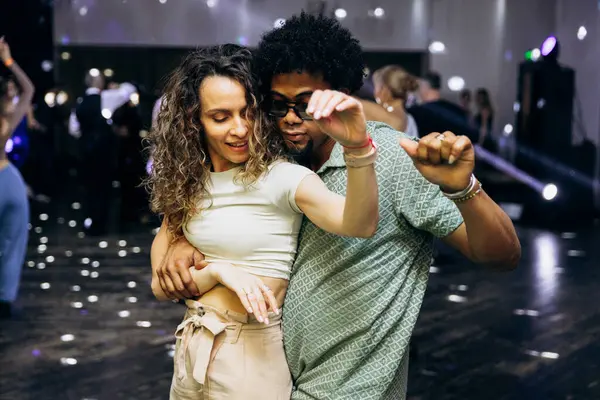 Kharkiv, Ukrayna 15.05.24 kişi bir kulüpte salsa dansı yapıyor. Parlak ışıkları olan bir gece kulübünde sosyal dans.