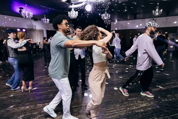 Kharkiv, Ukrayna 15.05.24 kişi bir kulüpte salsa dansı yapıyor. Parlak ışıkları olan bir gece kulübünde sosyal dans.