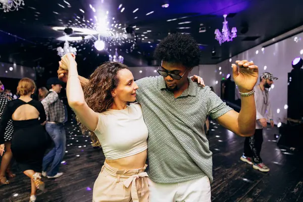 Kharkiv, Ukrayna 15.05.24 kişi bir kulüpte salsa dansı yapıyor. Parlak ışıkları olan bir gece kulübünde sosyal dans.