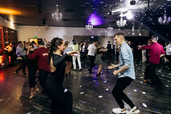 Kharkiv, Ukrayna 15.05.24 kişi bir kulüpte salsa dansı yapıyor. Parlak ışıkları olan bir gece kulübünde sosyal dans.