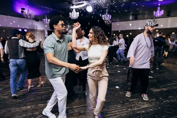 Kharkiv, Ukrayna 15.05.24 kişi bir kulüpte salsa dansı yapıyor. Parlak ışıkları olan bir gece kulübünde sosyal dans.