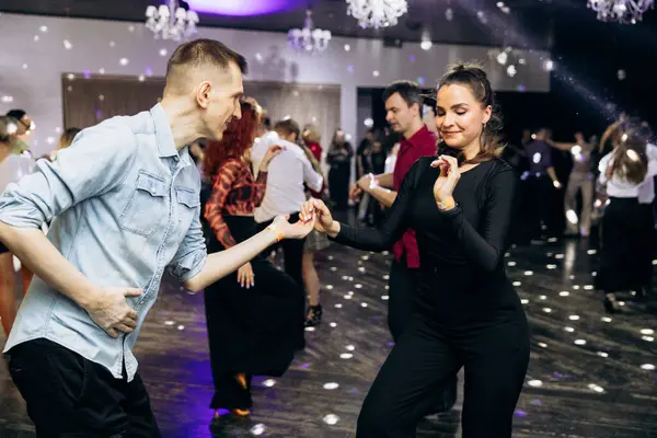Kharkiv, Ukrayna 15.05.24 kişi bir kulüpte salsa dansı yapıyor. Parlak ışıkları olan bir gece kulübünde sosyal dans.
