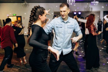 Kharkiv, Ukrayna 15.05.24 kişi bir kulüpte salsa dansı yapıyor. Parlak ışıkları olan bir gece kulübünde sosyal dans.