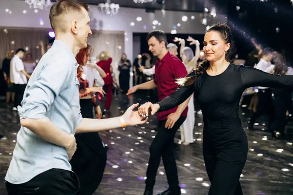 Kharkiv, Ukrayna 15.05.24 kişi bir kulüpte salsa dansı yapıyor. Parlak ışıkları olan bir gece kulübünde sosyal dans.