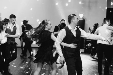 Kharkiv, Ukrayna 15.05.24 kişi bir kulüpte salsa dansı yapıyor. Parlak ışıkları olan bir gece kulübünde sosyal dans.