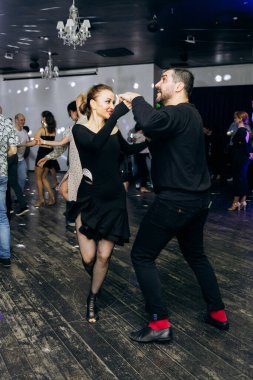 Kharkiv, Ukrayna 15.05.24 kişi bir kulüpte salsa dansı yapıyor. Parlak ışıkları olan bir gece kulübünde sosyal dans.