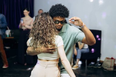 Kharkiv, Ukrayna 15.05.24 kişi bir kulüpte salsa dansı yapıyor. Parlak ışıkları olan bir gece kulübünde sosyal dans.