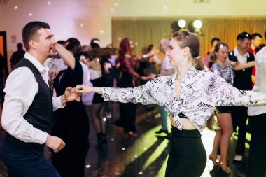 Kharkiv, Ukrayna 15.05.24 kişi bir kulüpte salsa dansı yapıyor. Parlak ışıkları olan bir gece kulübünde sosyal dans.