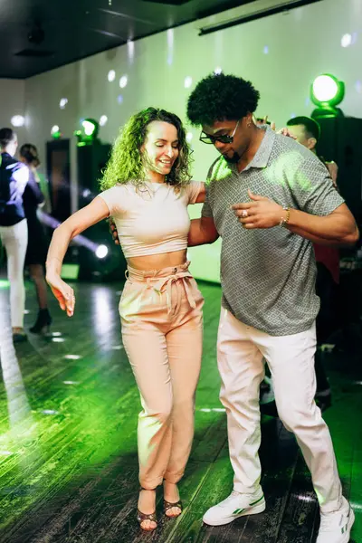 Kharkiv, Ukrayna 15.05.24 kişi bir kulüpte salsa dansı yapıyor. Parlak ışıkları olan bir gece kulübünde sosyal dans.
