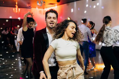 Kharkiv, Ukrayna 15.05.24 kişi bir kulüpte salsa dansı yapıyor. Parlak ışıkları olan bir gece kulübünde sosyal dans.