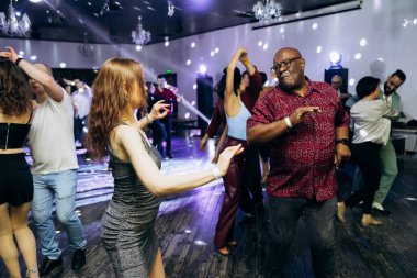 Kharkiv, Ukrayna 15.05.24 kişi bir kulüpte salsa dansı yapıyor. Parlak ışıkları olan bir gece kulübünde sosyal dans.