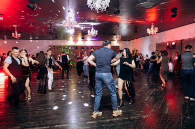 Kharkiv, Ukrayna 15.05.24 kişi bir kulüpte salsa dansı yapıyor. Parlak ışıkları olan bir gece kulübünde sosyal dans.