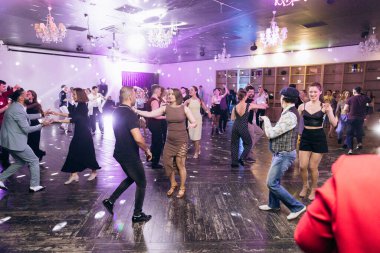 Kharkiv, Ukrayna 15.05.24 kişi bir kulüpte salsa dansı yapıyor. Parlak ışıkları olan bir gece kulübünde sosyal dans.