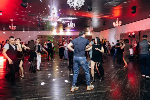 Kharkiv, Ukrayna 15.05.24 kişi bir kulüpte salsa dansı yapıyor. Parlak ışıkları olan bir gece kulübünde sosyal dans.