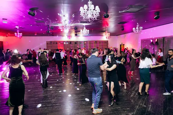 Kharkiv, Ukrayna 15.05.24 kişi bir kulüpte salsa dansı yapıyor. Parlak ışıkları olan bir gece kulübünde sosyal dans.