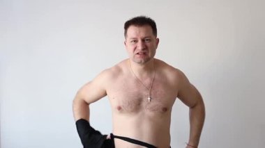 Güçlü adam gömleğini yırtıyor.