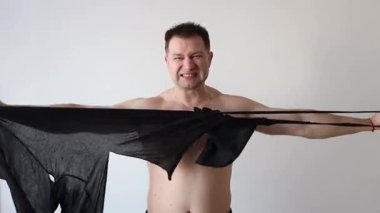 Güçlü adam gömleğini yırtıyor.