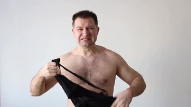 Güçlü adam gömleğini yırtıyor.