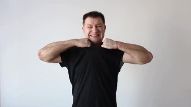 Güçlü adam gömleğini yırtıyor.