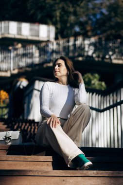 Güneşli bir günde uzun saçlı çekici bir manken.