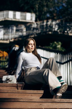 Güneşli bir günde uzun saçlı çekici bir manken.