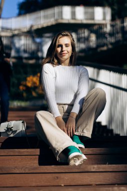 Güneşli bir günde uzun saçlı çekici bir manken.