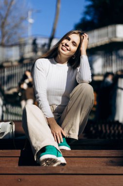 Güneşli bir günde uzun saçlı çekici bir manken.