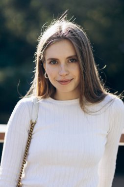 Güneşli bir günde uzun saçlı çekici bir manken.