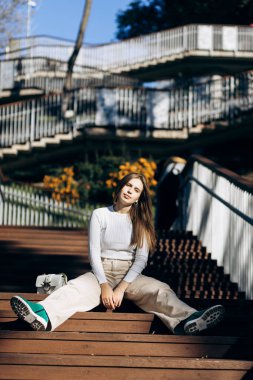 Güneşli bir günde uzun saçlı çekici bir manken.