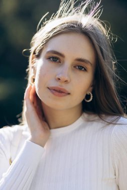 Güneşli bir günde uzun saçlı çekici bir manken.