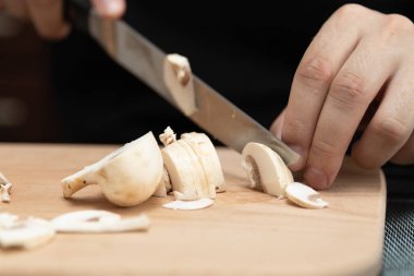 Bir tabak mantar pişirme şampiyonu. Sebzeleri bıçakla kes