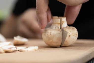 Bir tabak mantar pişirme şampiyonu. Sebzeleri bıçakla kes