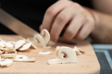 Bir tabak mantar pişirme şampiyonu. Sebzeleri bıçakla kes