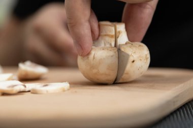 Bir tabak mantar pişirme şampiyonu. Sebzeleri bıçakla kes