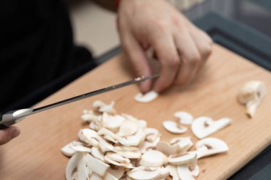 Bir tabak mantar pişirme şampiyonu. Sebzeleri bıçakla kes