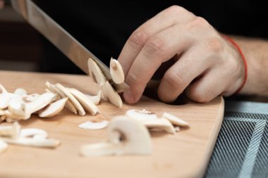 Bir tabak mantar pişirme şampiyonu. Sebzeleri bıçakla kes