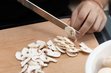 Bir tabak mantar pişirme şampiyonu. Sebzeleri bıçakla kes