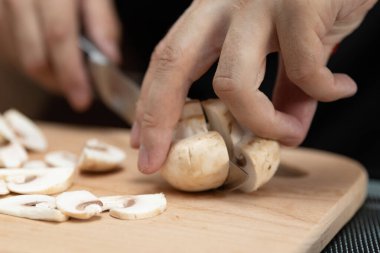Bir tabak mantar pişirme şampiyonu. Sebzeleri bıçakla kes
