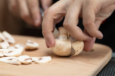 Bir tabak mantar pişirme şampiyonu. Sebzeleri bıçakla kes