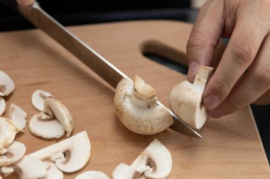 Bir tabak mantar pişirme şampiyonu. Sebzeleri bıçakla kes