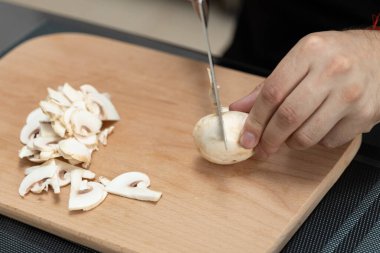 Bir tabak mantar pişirme şampiyonu. Sebzeleri bıçakla kes